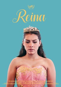 Plakat filmu "Reina". Wiekszosc plakatu zajmuje koieta z rozpuszczonymi włosami. Na głowie ma ozdobę. Ubrana jest w różowo-złotą sukienkę bez ramiączek.
