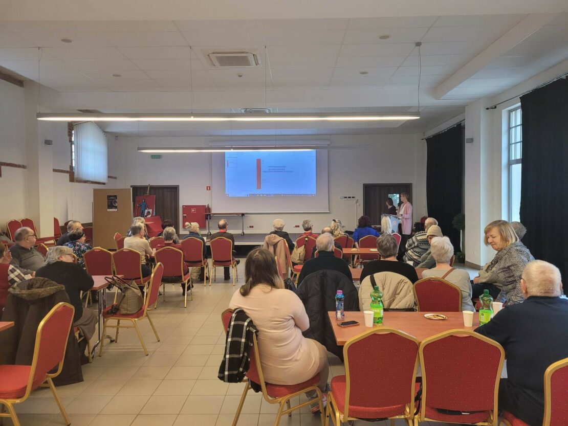 Sala konferencyjna ludzie siedzą śledzą co mówi mówczyni