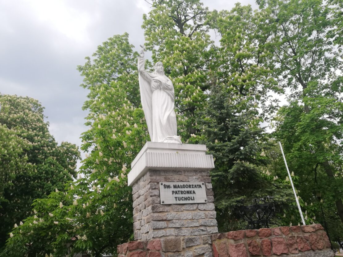 Na głównym planie znajduje się pomnik  św. Małgorzaty Patronki Tucholi.