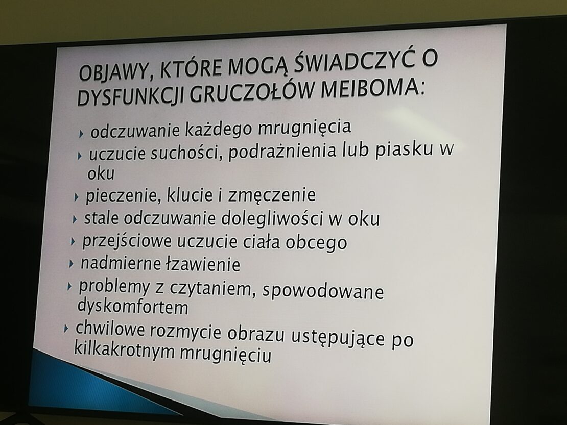 Jeden ze slajdów na którym napisano objawy, które mogą świadczyć o dysfunkcji gruczołów meiboma