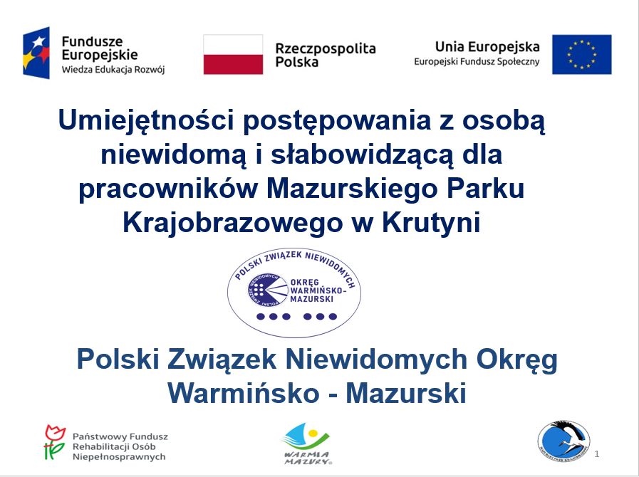 Tablica informacyjna z tekstem Umiejętności postępowania z osobą niewidoma i słabowidzącą dla pracowników mazurskiego Parku Krajobrazowego w Krutyni.
