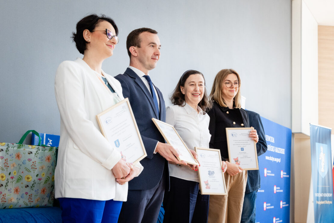 Na scenie stoją patroni i darczyńcy - trzymają w rękach podziękowania.