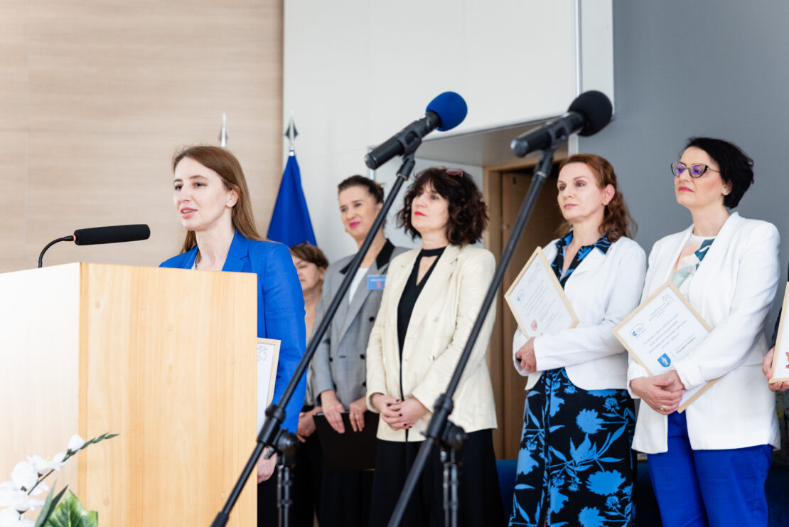 Na mównicy Pani z Teatru Jaracza 