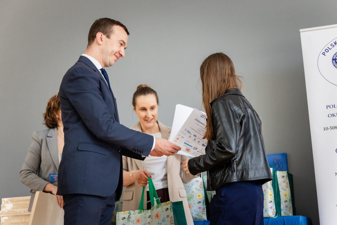 Wicewojewoda przekazuje dyplom laureatce konkursu, obok Panie z komisji konkursowej czekają z nagrodami