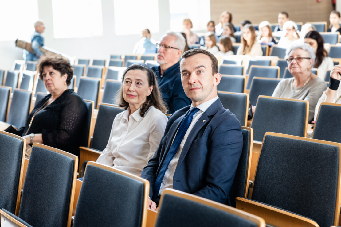 Pan Wicewojewoda a przy nim Pani Kurator siedzą i się uśmiechają