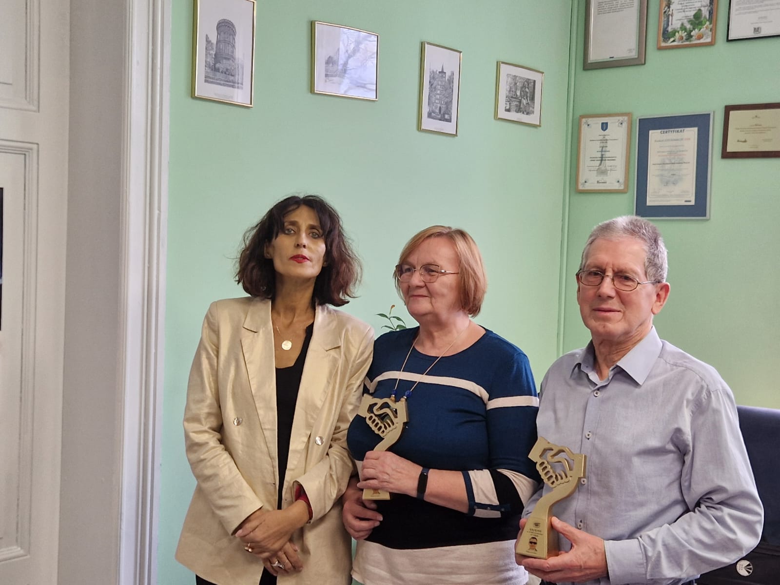 2jka laureatów nagrody Piotra Łożyńskiego razem. Obok Pani Marta Łożyńska Prezes PZNOWM. Wszyscy zadowoleni z otrzymanych wyróżnień.
