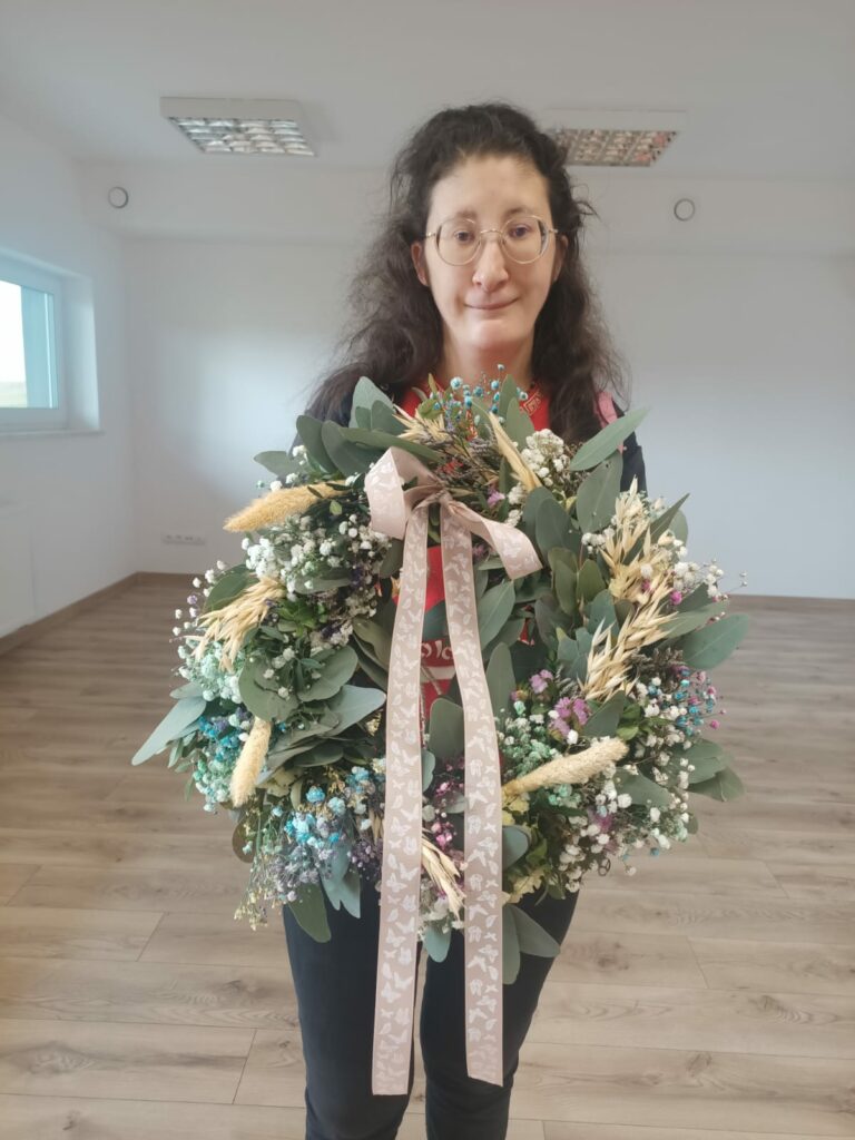 uczestniczka trzyma duzy wieniec